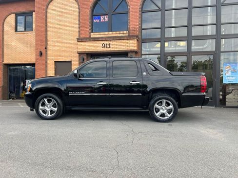 Used 2013 Chevrolet Avalanche LTZ AWD/4WD image 4