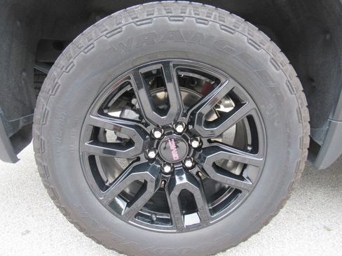 Used 2024 GMC Sierra 1500 Elevation w/ LPO, Elevation Black Package AWD/4WD image 7