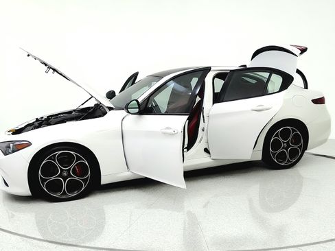 Used 2023 Alfa Romeo Giulia Veloce RWD image 11