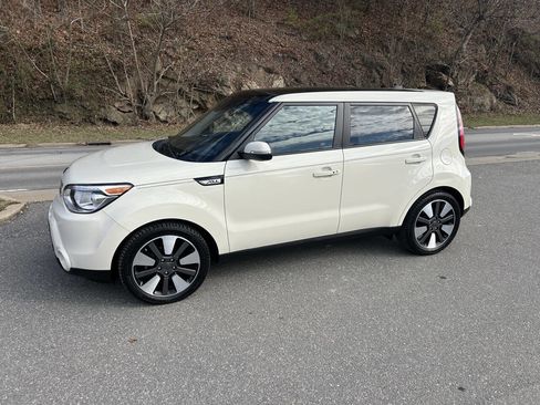 Used 2016 Kia Soul ! w/ Premium Package image 3