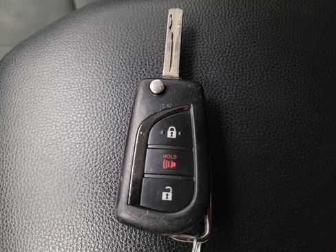 Used 2021 Toyota RAV4 LE FWD image 32