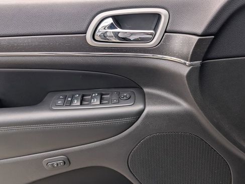 Used 2018 Jeep Grand Cherokee Limited image 27