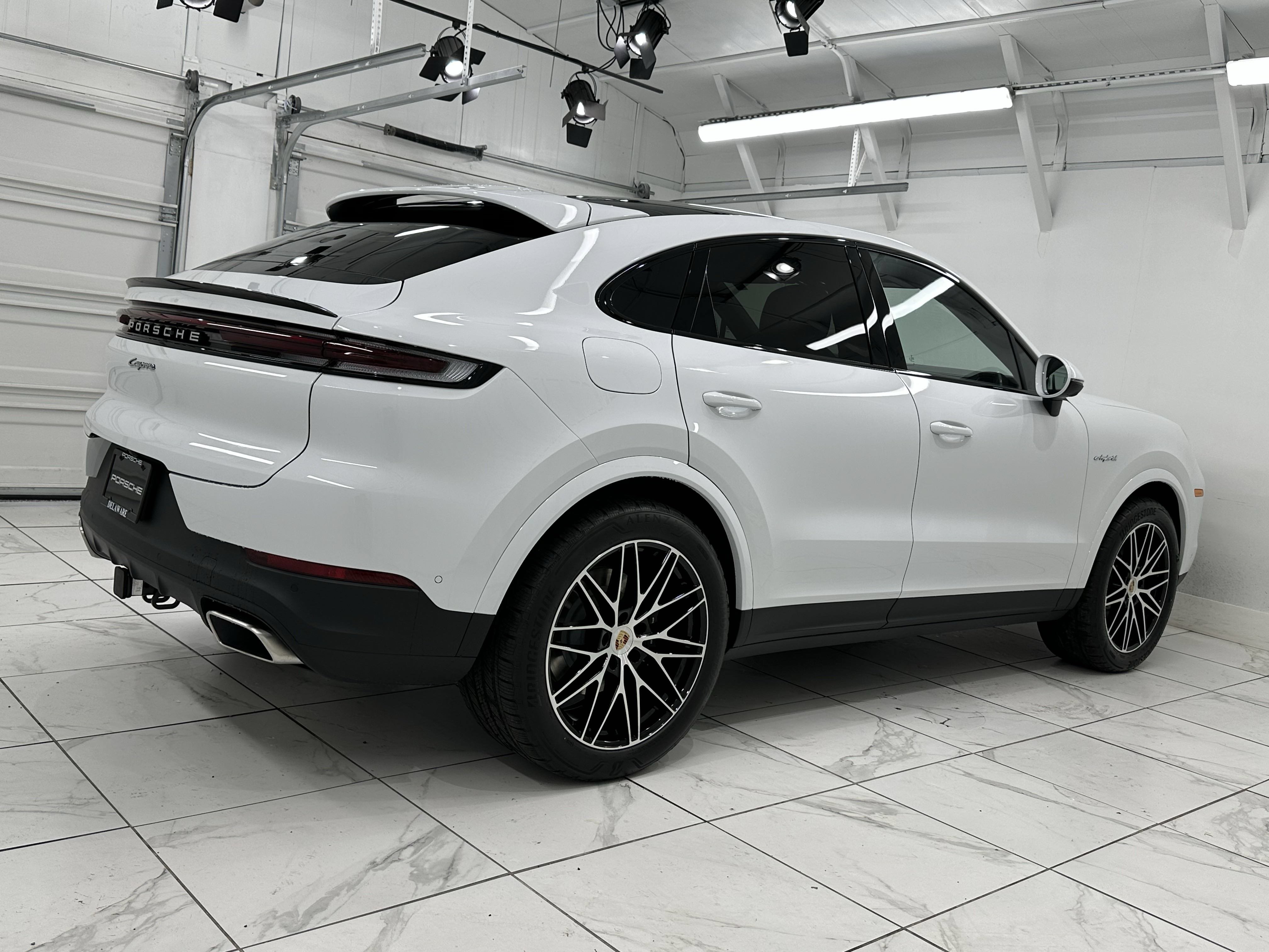 Used 2025 Porsche Cayenne E-Hybrid Coupe AWD/4WD image 11