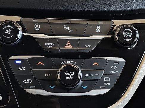 Used 2017 Chrysler Pacifica Touring-L image 26