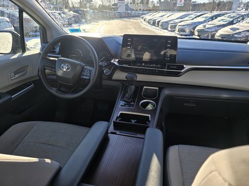 Used 2024 Toyota Sienna LE image 14