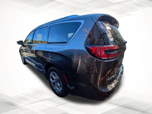 Used 2021 Chrysler Pacifica Limited w/ Uconnect Theater Family Group image 4