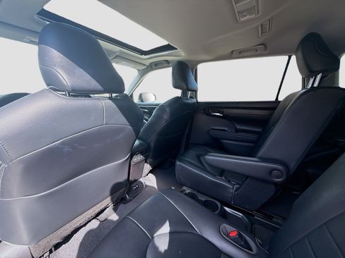 Used 2020 Toyota Highlander XLE image 25