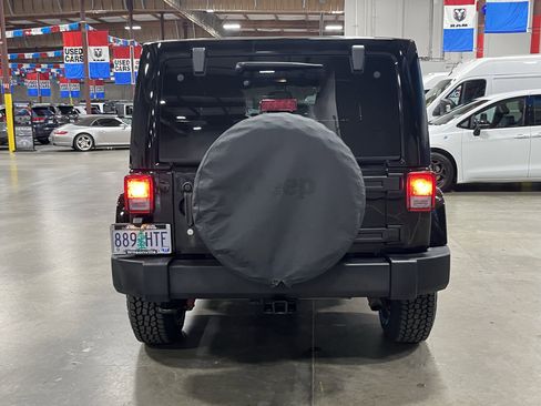 Used 2015 Jeep Wrangler Unlimited Rubicon w/ Connectivity Group image 4