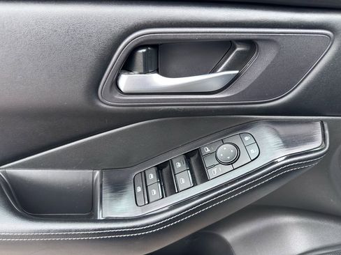 Used 2024 Nissan Rogue SV image 10