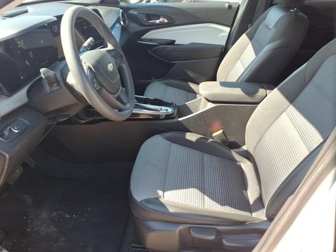 Used 2025 Chevrolet Trax LT FWD image 11