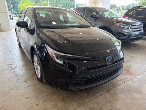 Used 2023 Toyota Corolla LE w/ LE Premium Package FWD image 4