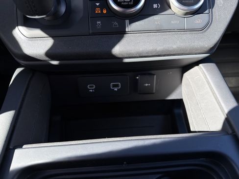 Used 2024 Land Rover Defender 130 X-Dynamic SE image 22