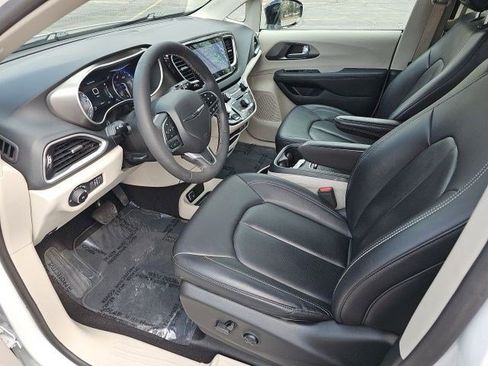 Used 2024 Chrysler Pacifica Touring-L FWD image 19