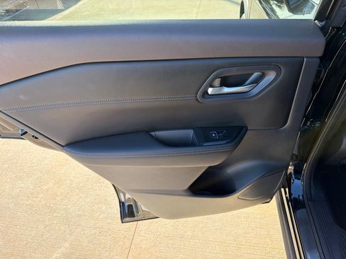 Used 2023 Nissan Rogue SL FWD image 14