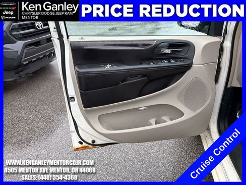 Used 2011 Chrysler Town & Country Touring FWD image 10
