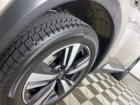 Used 2023 Nissan Rogue SL w/ SL Premium Package image 34