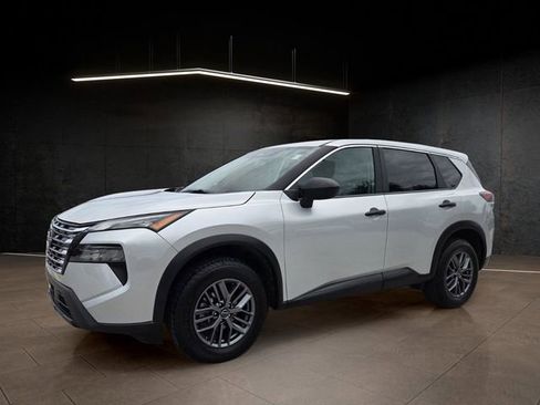 Used 2024 Nissan Rogue S FWD image 3
