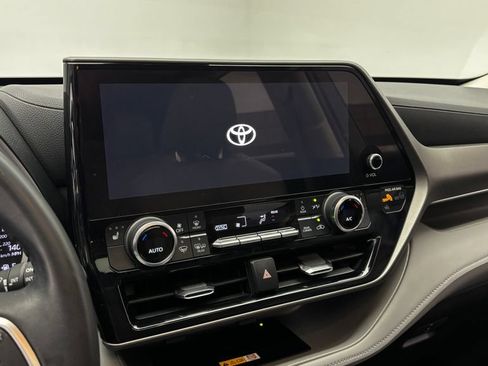 Used 2023 Toyota Highlander XLE AWD/4WD image 20
