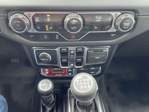 Used 2024 Jeep Wrangler Unlimited Rubicon w/ Convenience Group image 9