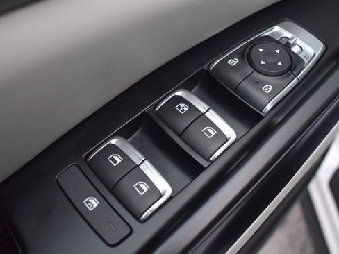Used 2024 Kia Carnival LX FWD image 18