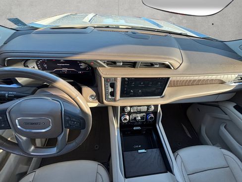Used 2022 GMC Yukon XL Denali w/ Advanced Technology Package image 3