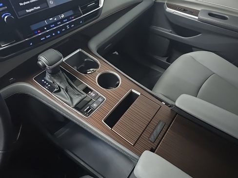 Used 2024 Toyota Sienna XLE image 27