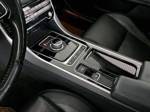 Used 2017 Jaguar XF Prestige image 16