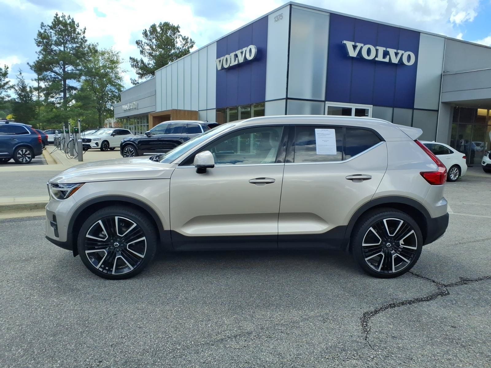 Certified 2024 Volvo XC40 B5 Ultimate w/ Protection Package Premier AWD/4WD image 8