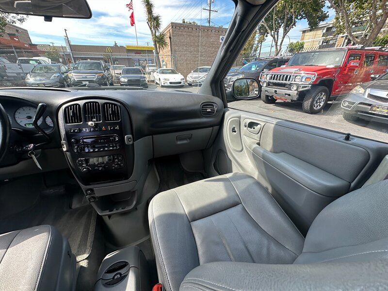 Used 2004 Dodge Grand Caravan SXT w/ Premium Group FWD image 15