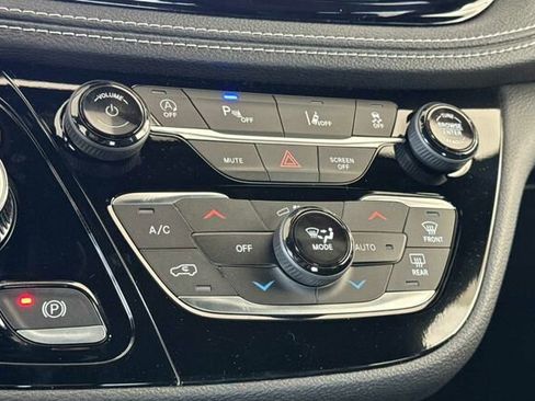 New 2026 Chrysler Pacifica Select image 18