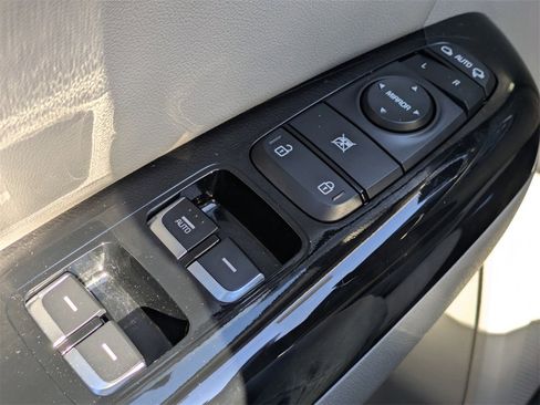 Used 2022 Kia Sportage EX w/ EX Technology Package image 25