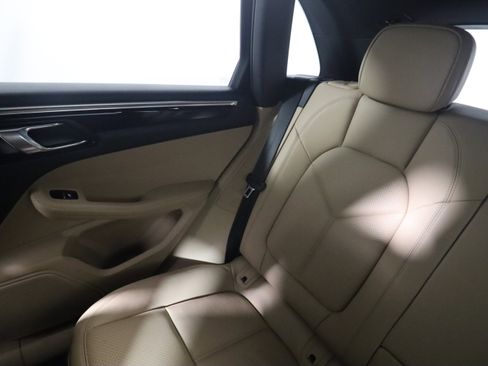 Certified 2023 Porsche Macan image 15