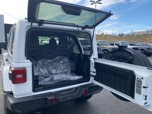 New 2026 Jeep Wrangler Unlimited Sahara AWD/4WD image 18