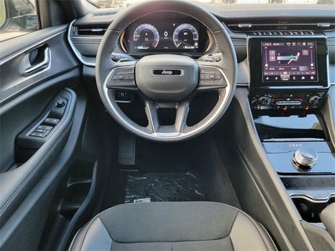 New 2025 Jeep Grand Cherokee Altitude image 30