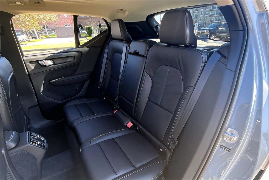 Used 2026 Volvo XC40 B4 Core FWD image 29