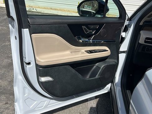 Used 2025 Lincoln Corsair Reserve w/ Jet Appearance Package image 12