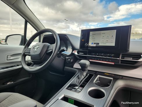 New 2026 Toyota Sienna LE FWD image 46