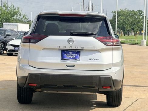 Used 2024 Nissan Rogue SV AWD/4WD image 8