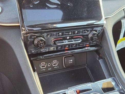 New 2025 Jeep Grand Cherokee Limited w/ Luxury Tech Group II image 24