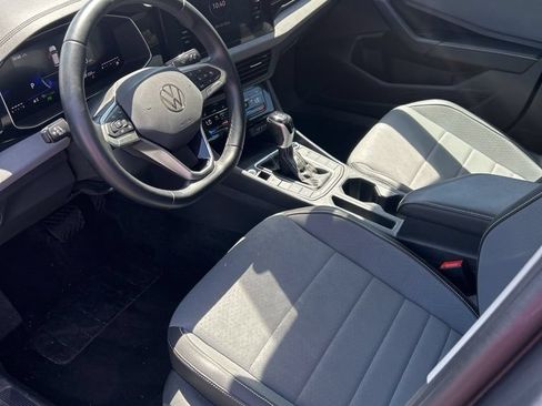 Used 2025 Volkswagen Jetta SE FWD image 8