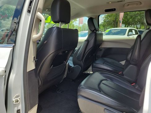 Used 2022 Chrysler Pacifica Touring-L FWD image 13