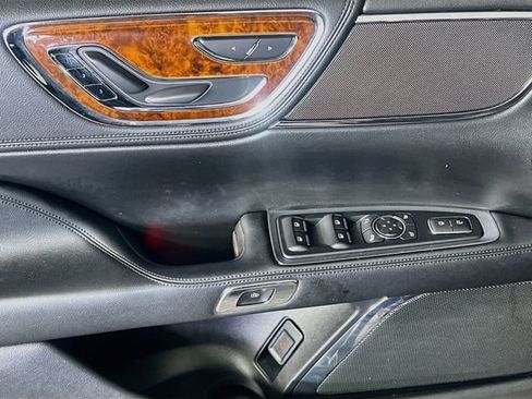 Used 2018 Lincoln Continental Premiere FWD image 12