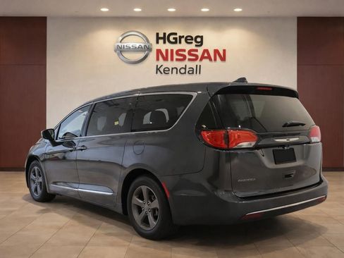 Used 2018 Chrysler Pacifica Touring Plus w/ S Appearance Package FWD image 2