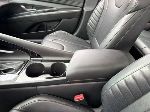 Certified 2024 Hyundai Elantra Limited FWD image 13