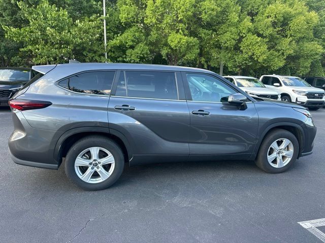 Used 2025 Toyota Highlander LE FWD image 6