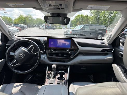 Used 2023 Toyota Highlander Limited AWD/4WD image 16