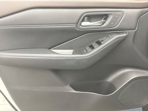 Used 2023 Nissan Rogue SL AWD/4WD image 9