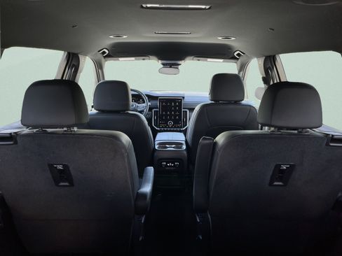 Used 2025 GMC Acadia Elevation w/ Elevation Premium Package AWD/4WD image 13