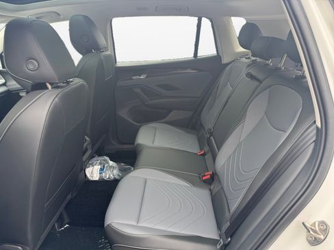 New 2025 Volkswagen Tiguan SE image 13