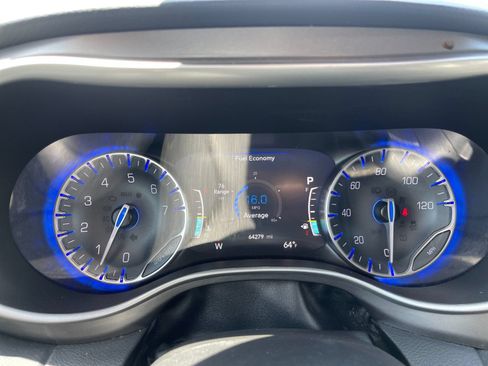 Used 2023 Chrysler Pacifica Touring-L FWD image 29
